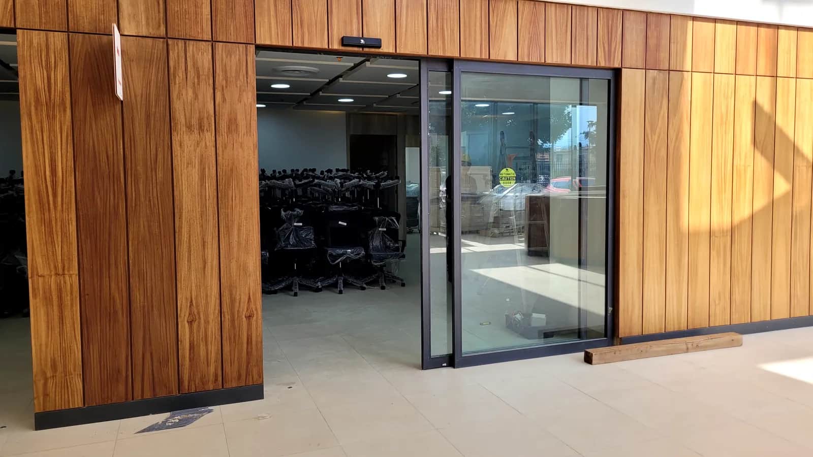 Puerta automática de cristal en el acceso de un inmueble comercial