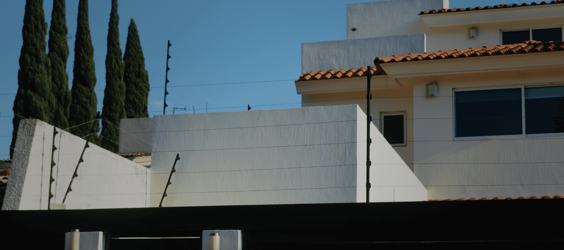 Cerca eléctrica instalada sobre la barda perimetral de una casa en Guadalajara, Jalisco